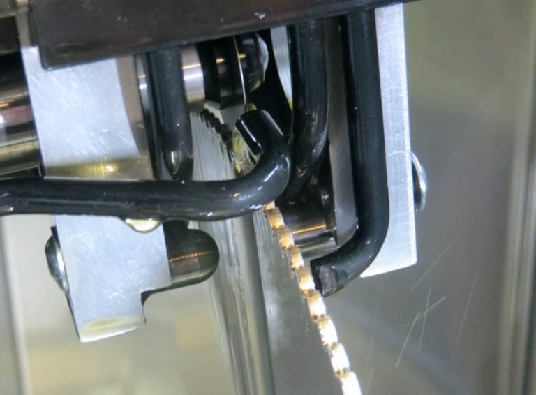 Schleifen von Spanteilerrillen bei einem Metallkreissaegblatt