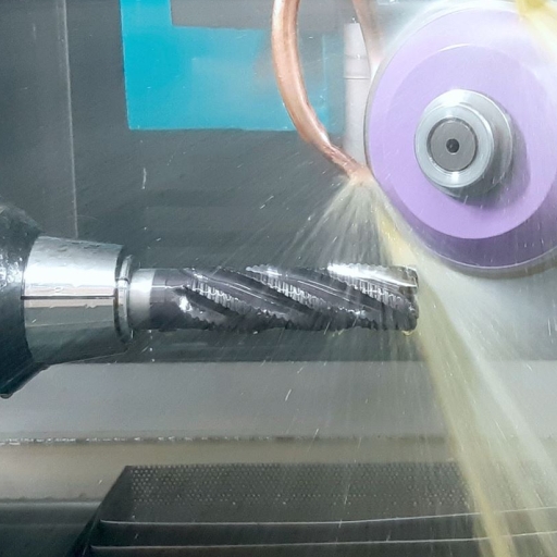 HSS Schaftfraeser schrupp im CNC Schleifprozess